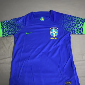 Brasilien tröja - Har testat den och passade inte mig den var för liten. Den är storlek S och är jätte fin och i bra sick