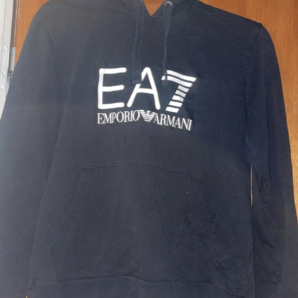 Armani hoodie , använd fåtal gånger, älskar denna men det är FÖR stor så har köpt en mindre storlek. . Tröjor & Koftor.