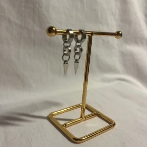 StilSthlm  - Super snygga örhängen! Finns endast i silver men kan göra linkande i guld Köp för 99kr/st Eller 169kr/paret. Modell 111.  Smyckes ställningen finns även att köpa för 299kr! 