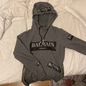 Balmain tröja - Balmain tröja som blivit för liten, strl S men passar även M, limited edition köpt på nk, tyvärr inget kvitto på den. Ny pris 7.5 säljer för 1.5, billigare vid snabb affär.
