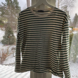 Tröja - Fin randig tröja från Zara som är använd ca 3 gånger. Nypris 400 kr. Säljer för 120 kr. Priset går att diskutera.