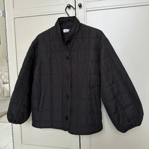 Rodebjer Jacka ”Sandie” - Jacka ifrån Rodebjer i nyskick, storlek Xs. Inköpt i mars 2023. Säljes då den tyvärr inte kommer till användning.  Nypris, ca 2.700 