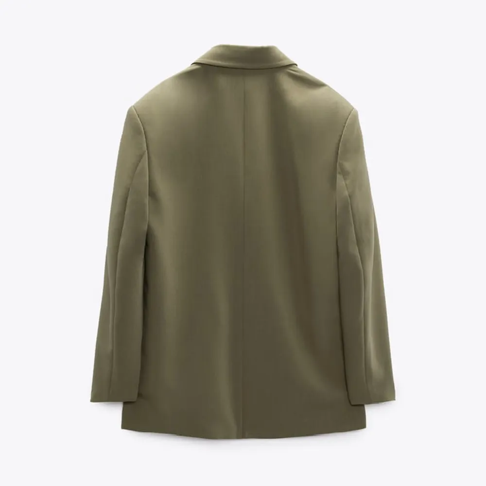 En oversized blazer från Zara storlek M/L. Färgen heter khaki. Kavajen är använd en gång, så är så gott som ny. Ny pris 559kr!. Kostymer.