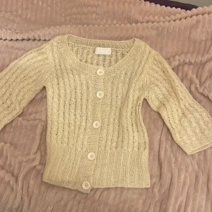 stickad beige tröja - En stickad beige tröja från bruuns bazaar. Armarna slutar ungefär vid armbågen. Den har används 1 gång. 