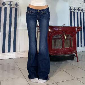 Säljer ett par oanvända true religon jeans, säljer pga av att dom är för små. Storlek 26 i midjan och passat mig som är 163 i benen. Pris kan diskuteras. (första bild är lånad då mina jeans inte passar mig) har dubbelkollat så att de är samma jeans💘💘
