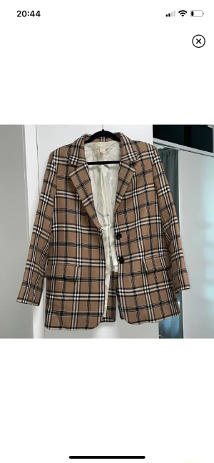 Kavaj - H&M - Kavaj från H&M i storlek 38, oversize modell då den passar 40 också. Nästan helt ny, bara använd 3-4 gånger.