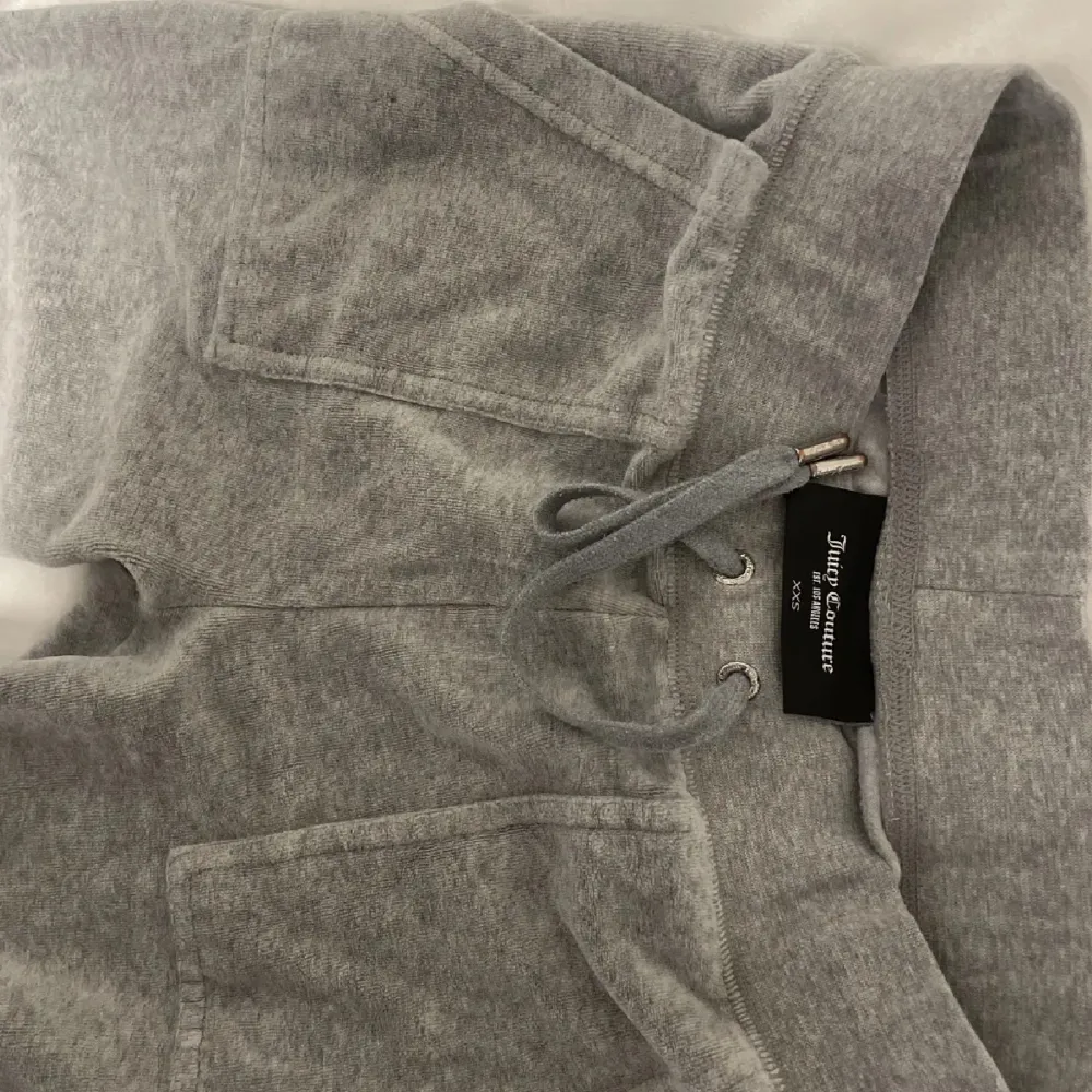 Ett par gråa juicy byxor i färgen grå. De är i storlek xxs. Jeans & Byxor.