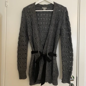 Mysig stickad kofta storlek S - Jättefin stickad kofta från H&M i storlek 36.  Använd flera gånger men fortfarande väldigt fin! Håller en varm i kylan!❄️ Storleken passar även en som är 38.