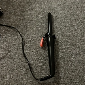 Locktång - Locktång från remington, den är smal och därför väldigt enkel att använda och göra fina lockar med!! Har en on och off knapp, så du behöver inte lära dig krångliga inställningar utan den blir bra varm på bara ett knapptryck 💕💕 