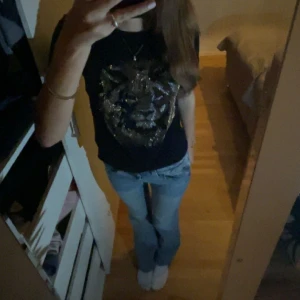 Svart lejon tröja - Jättefin lejon tryckt tshirt i strlk S. Inga defekter och minns inte vilket märke det va efter jag klippt av etiketten🙈 💕