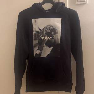 Tupac hoodie från Junkyard, snören saknas tyvärr🩷