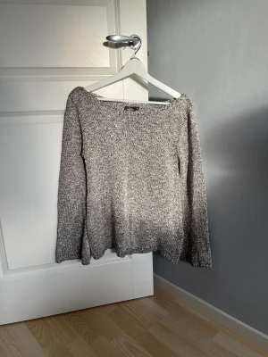 Off-shoulder stickad tröja - super fin topp med slit detalje på ärmarna! 