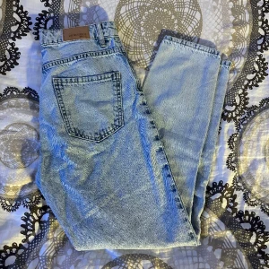 Jeans - Ljusblå jeans från Gina i storlek 34. Sparsamt använda. 