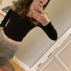 Svart långärmad  - Svart långärmad tröja, oklart vilket märke men den är jättesöt, lite croppad och passar till allt💕