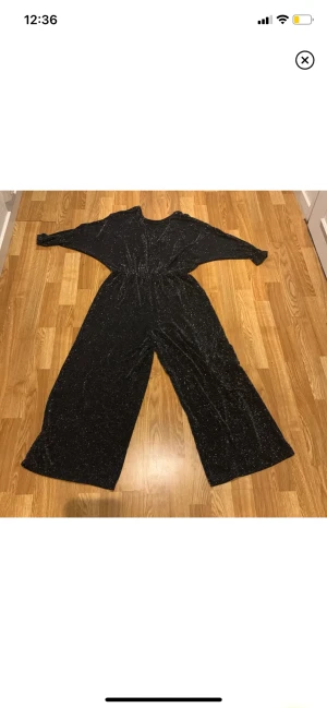 monki glitter jumpsuit💞 - monki jumpsuit i nyskick passar xs-m då den är stretchig. perfekt till jul och nyår🎄🎄❤️ köpta förra jul 799kr säljer nu 350kr