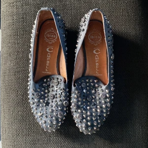 Jeffrey Campbell ballerina loafers  - One of a kind Jeffrey Campbell Ballerina/loafers i skinn med nitar. Mkt välvårdade. Strl 8.5 ca 39 