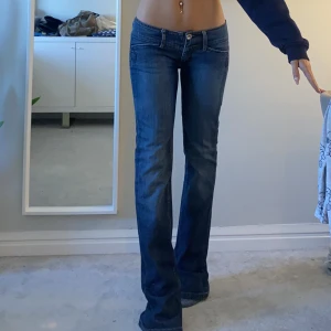 Lågmidjade bootcut jeans  - Lågmidjade bootcut jeans i storlek w28. Midjemått: 80cm innerbensmått: 85cm. Jag är ca 167cm.