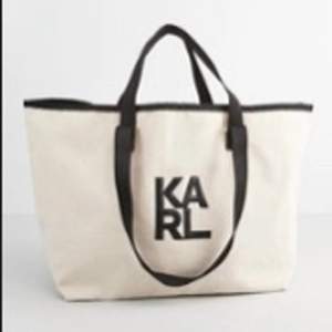 Säljer denna ursnygga shoppingbagen från Karl Lagerfeld, den har endast ett stort fack och rymmer mycket men den är inte för stor! Köpte för 1100 men har aldrig använt den så taggarna är kvar! Säljer då jag köpt en annan väska! 🥰🥰