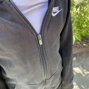 Säljer en svart Nike hoodie 
