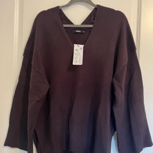 Sweater/stickad tröja - Fin & mysig oversized tröja i färgen brun i jätte mjukt och lyxigt material. Tröjan är i storlek XS men passar även upp till L beroende på hur tight man vill att den ska sitta. Tröjan är köpt för 500kr och är helt oanvänd med lapparna kvar.