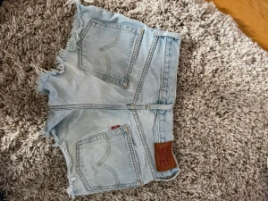 Levi’s shorta - Iprincip nya shorts från Levi’s. Säljer då de tyvärr blivit lite tajta på mig.  Storlek W26