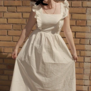 avslutnings klänning - super fin avslutnings klänning från h&m, inköpspris 599kr ☀️ Passar perfekt till en skolavslutning eller bara till sommaren! Öppen rygg med knyt funktion