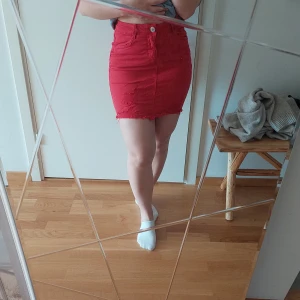 Jeanskjol - Röd denimkjol till salu som knappt kommit till användning. Väldigt bekväm och stretchig ✨️ Storlek S/36