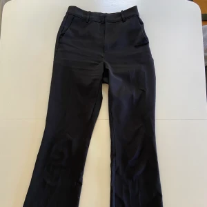 Kostymbyxor  - Säljer mina favorit kostymbyxor, har använt dom mycket men ändå bra skick🖤