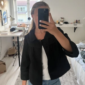 Trekvarts kofta  - Så fin och trendig kofta med trekavrtslånga ärmar. Så gullig och passar så bra till sommarn! Jätte bra skick och använd få gånger!💋annvänd gärna köp nu!