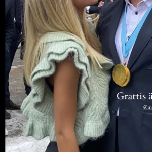 Zara volang väst/kofta - Lånade bilder!!!🫶 säljer denna jättefina gröna stickade väst/kofta från zara, helt oanvänd!!🩷