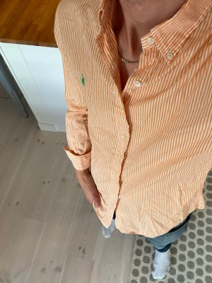 Ralph lauren skjorta - Tjena! Säljer min Ralph lauren skjorta. Den är jätteskön och snygg nu till sommaren! Skicket är 9/10 och den är i storlek M. Vid funderingar eller fler bilder är det bara att skriva!