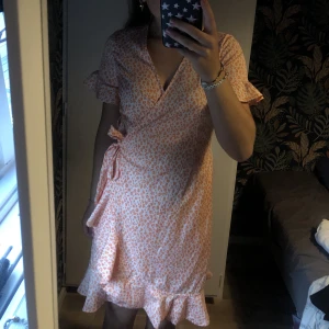 Vero moda klänning - Säljer denna söta klänning från vero moda i storlek xs. Använd fåtal gånger, 80+frakt🤩. 