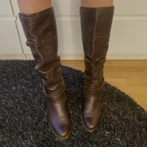 Boots - Säljer dessa snygga boots som inte används🤍 dom är sparsamt använda och sitter loose runt benet med fina detaljer! 