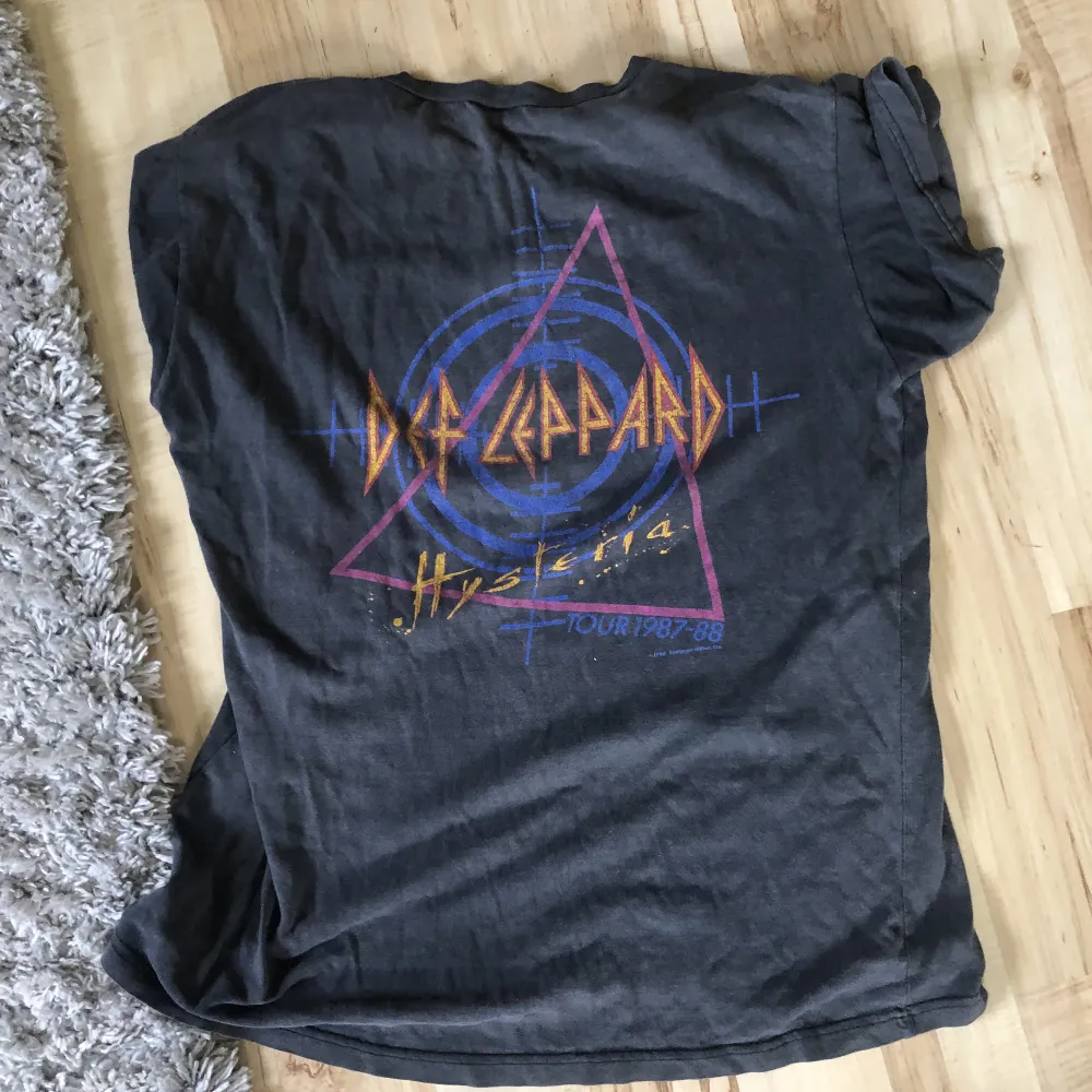 En riktigt vintage def leppard t-shirt, min pappa fick den när de hjälpte bära sånna t-shirtar när en lastbil hade kraschat. Äkta 👍🏼 storlek L. T-shirts.