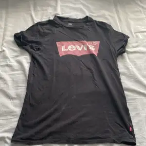 Säljer nu min Levi’s t shirt som inte passar mig längre då den är för liten. Svart t shorts med ett tryck fram till som går ihop till alla stilar!