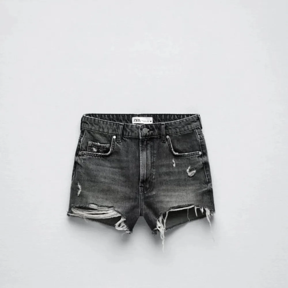 Säljer mina jeans shorts från zara i strl 34 då de inte passar längre, o de är i bra skick ❤️. Shorts.