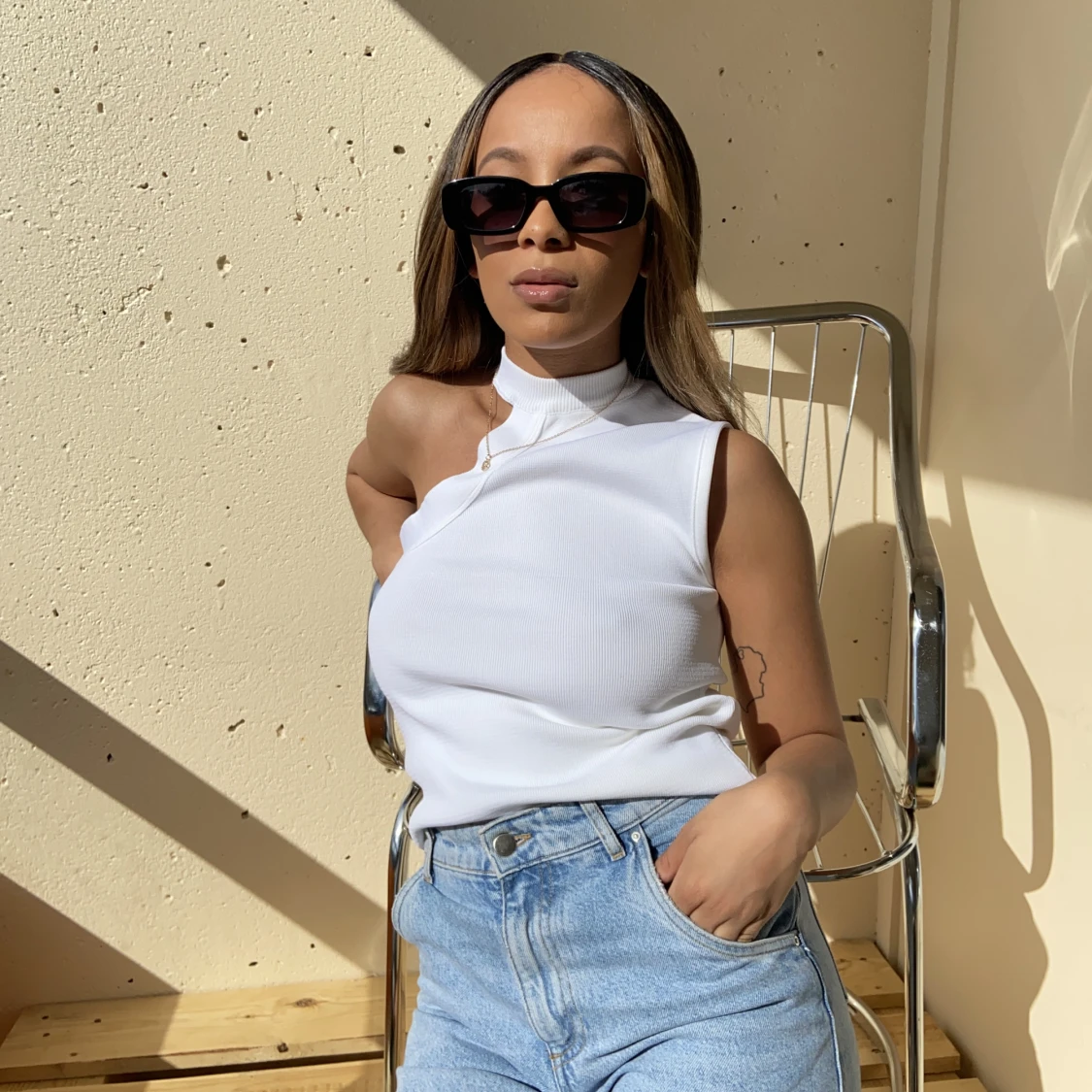 Vit topp med detalj på ena ärmen 