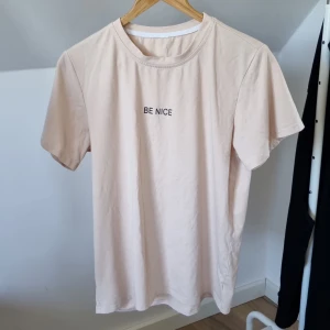 Tröja  - Tröjan har bra passform inte så använd. 