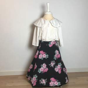 Fin svart lång kjol med rosa rosor 🌷Inte golv lång men längre än knäna. 💗Från Lindex och storlek 36. (Tröjan i bilden säljs också, 60kr)