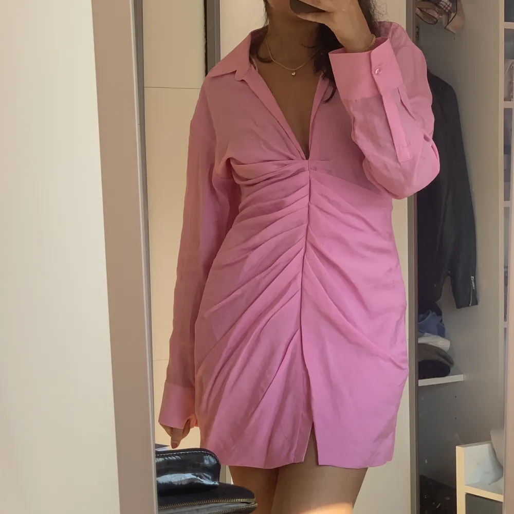 Säljer denna fina rosa klänningen i jättefint skicka den är endast använd en gång. Frakt ingår i priset 💕. Klänningar.
