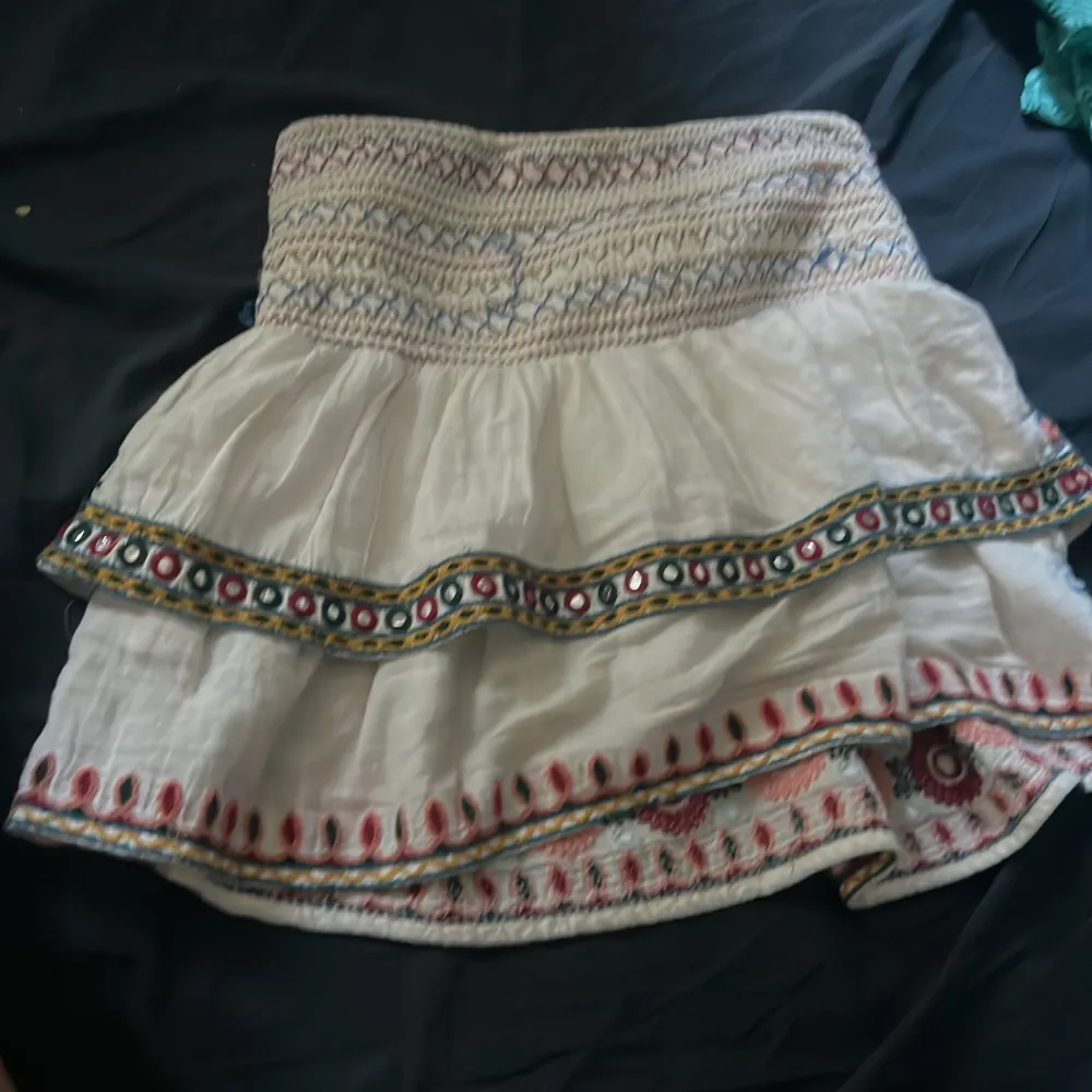 zara kjol mönstrad som inte säljs någonstans längre från förra sommaren💗 små slitningar i trådarna (se exempel bild) och en lös tråd bak som syns på sista bilden men ingenting märkbart. Kjolar.