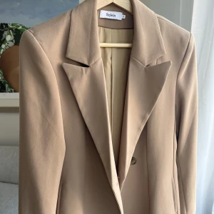 Stylein kavaj - Den PERFEKTA sommarkavajen! Säljer pga rensar garderoben. I väldigt bra skick förutom en liiiten fläck där bak, inte testat ta bort så kan nog försvinna! (Se på sista bilden)  Köpare står för frakt, kan mötas på Östermalm. 