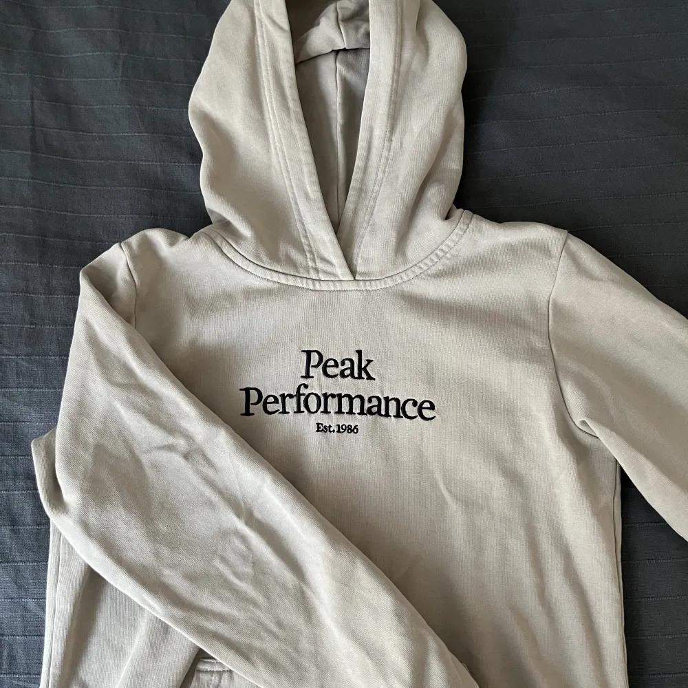 Beige hoodie från peak performance i storlek 150. Pris går att diskuteras!!. Hoodies.