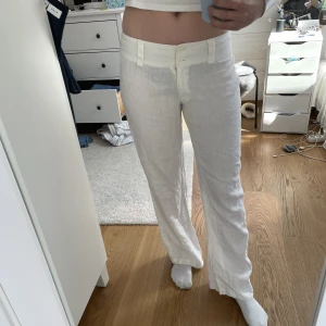 Linnebyxor  - Säger dessa Lågmidjade linnebyxor i 100% linne, jätte fin passform med en grov kant längst upp🤍 dessa är köpta av min mor för längesedan, därav oklart märke!🤍 skriv för fler bilder! 