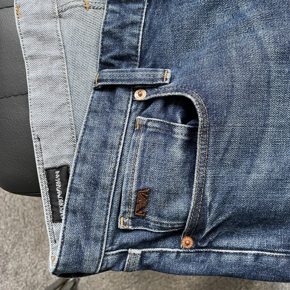 Säljer ett par schyssta jeans från Armani. Använt någon enstaka gång. Storlek 32x32. Jeans & Byxor.