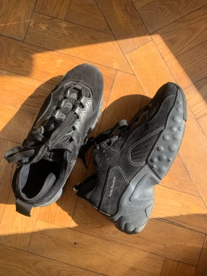 Sneakers från Acne studios - Klassiska sneakers i modell Rockaway/Manhattan från Acne, använda sparsamt!!!! Storlek 39 men passar storlek 40 också. 