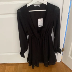 Svart klänning med volanger  - Säljer min oandvända volang klänning. Super fin 💘Köptes för 499 kr 