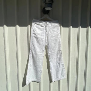 Linnebyxor - Säljer dessa Lågmidjade, cargo liknande linnebyxor med stora sömmar! De består av 55% linne och 45% cotton!🤍 skriv för fler bilder!