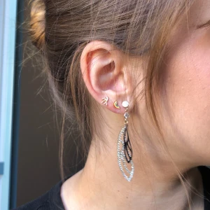 ängel vingar örhängen casual - Super fina örhängen, med färgerna guld och svart. Typ aldrig andvönda//