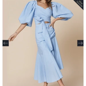 Set - Säljer mitt fina set från adoore. Det är i nyskick då det bara använts en gång till en skolavslutning💕💕Skulle säga att den passar S-M!